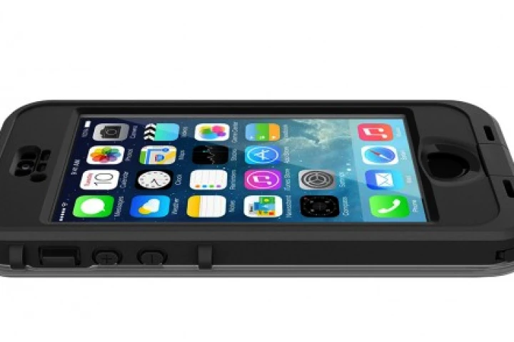 The Lifeproof nüüd case features full protection and access to the fingerprint sensor