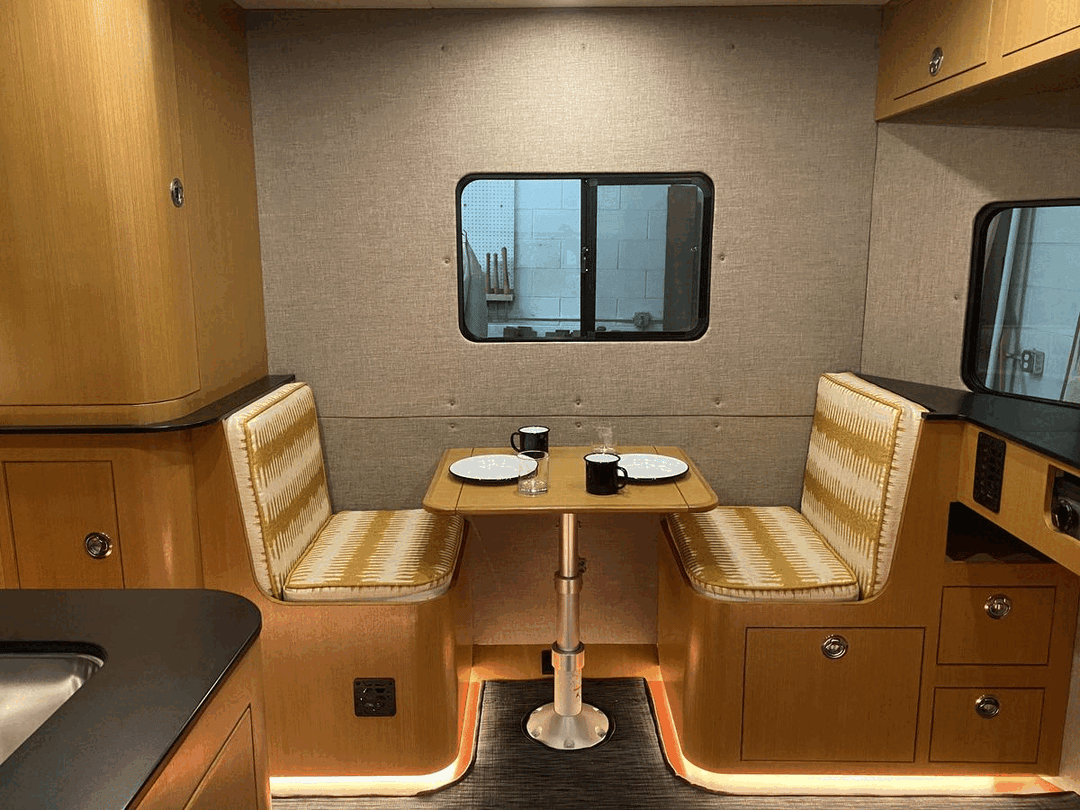 Dinette folding action