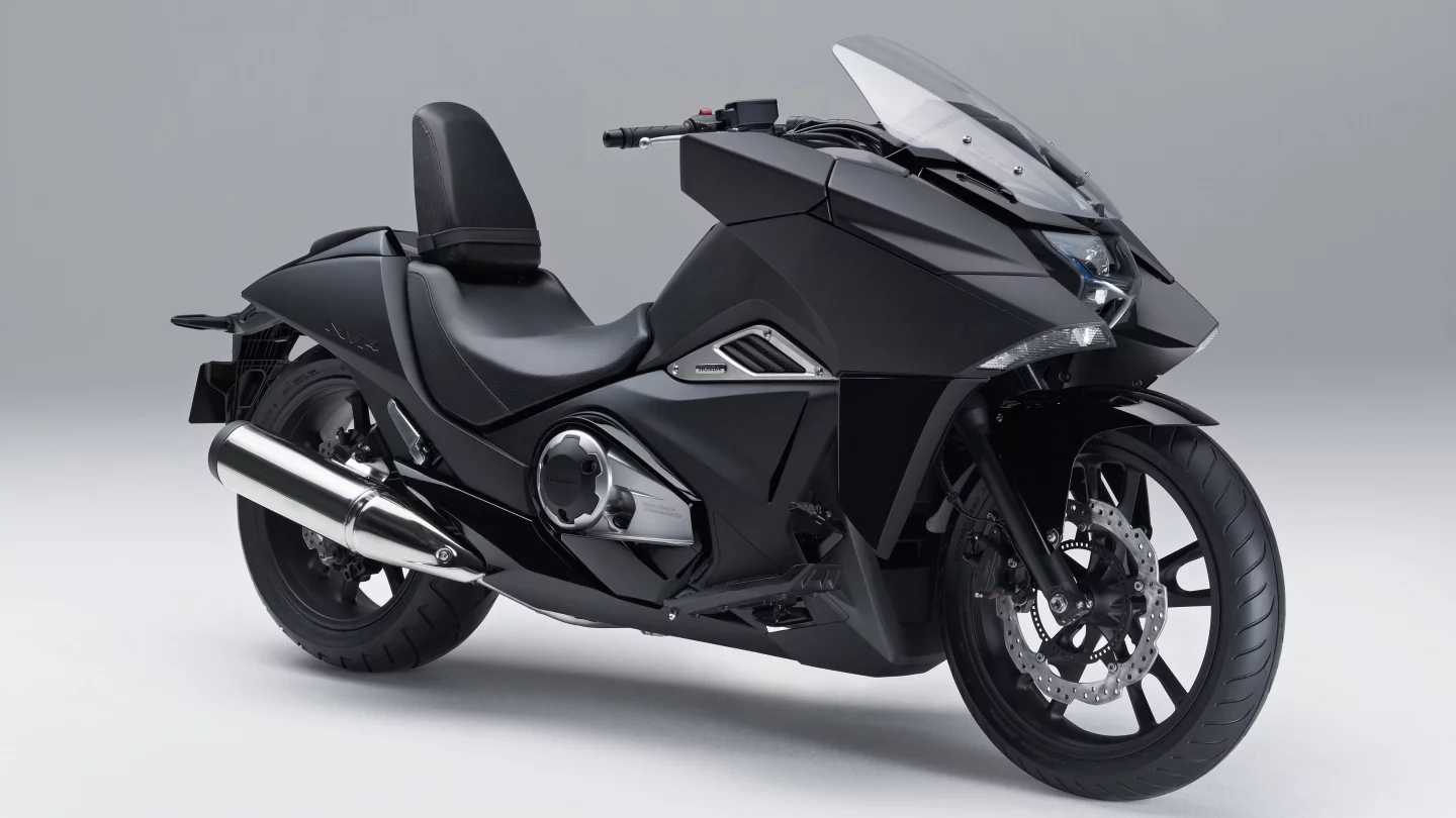 The Vultus' compact 745cc liquid-cooled, SOHC 8-valve parallel twin-cylinder engine is a very usable, fuel-efficient and clean powerplant. The relatively long-stroke architecture and specially shaped combustion chambers combine with a heavier-than-normal crankshaft to produce strong torque from very low down in the rev range, and punchy low-to-mid range performance: Peak power is 40.3 kW at 6,250rpm, with a meaty peak 68Nm of torque at just 4,750rpm - right where you need it for drivability.