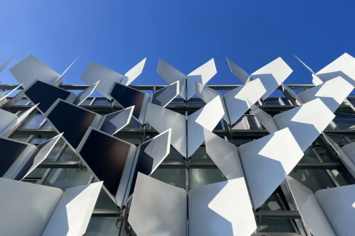 No one enjoys buildings that are too hot in summer or too cold in winter. That’s why the FlectoLine facade is designed with two bio-inspired mechanisms to automatically control the amount of solar heat entering through the windows.