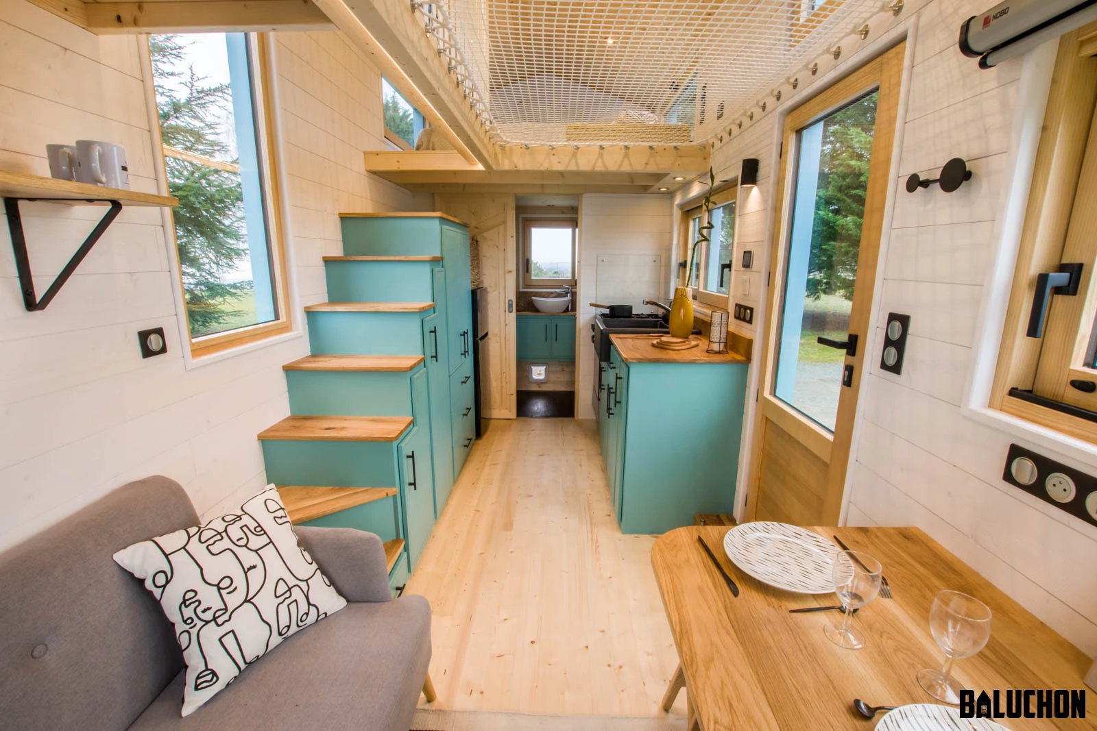 The Tiny house Kalzennig's interior is finished in spruce and it looks light-filled thanks to the generous glazing
