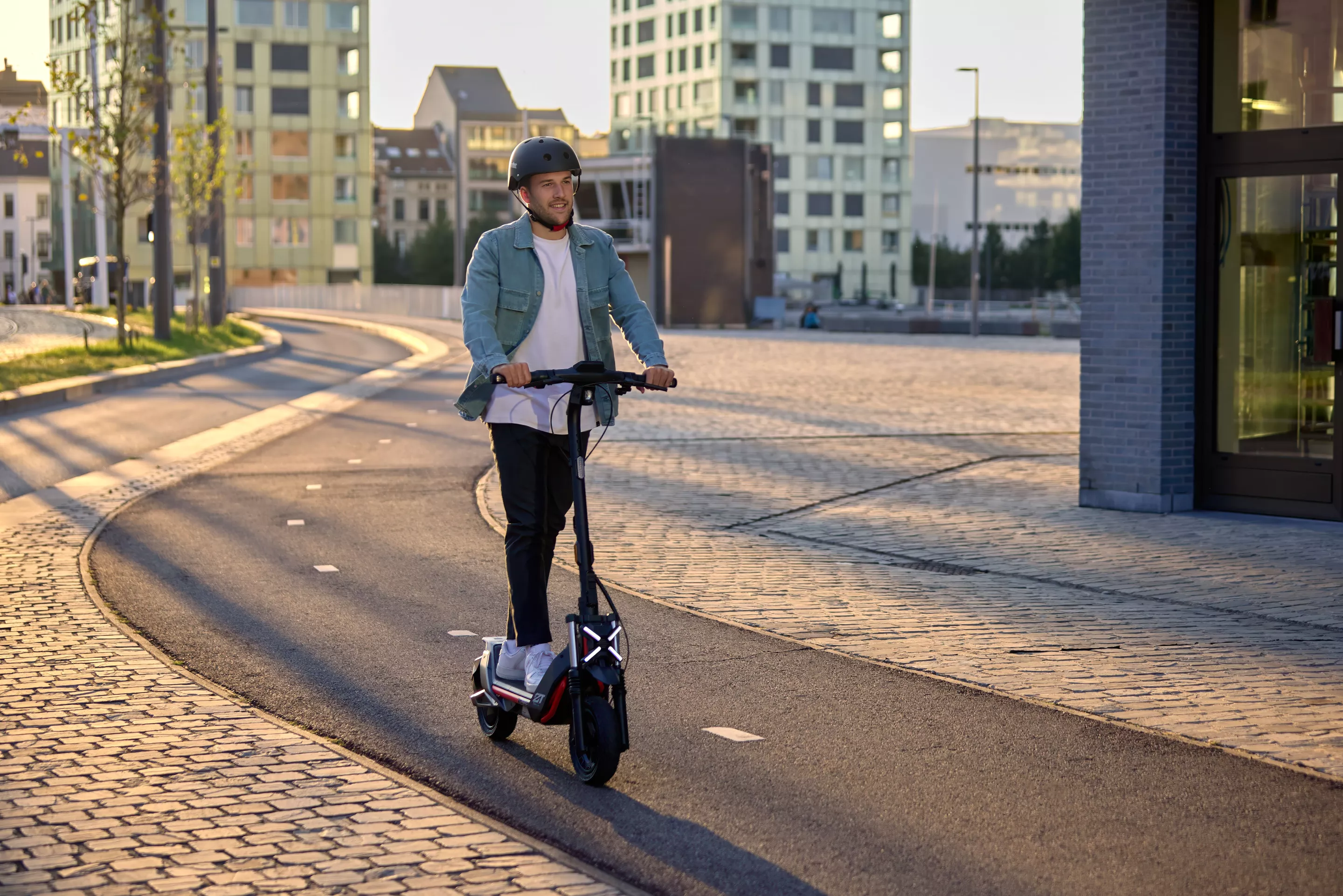 Segway reckons that the battery should be good for 43.5 miles in eco mode, or 18.6 miles when you're feeling sporty