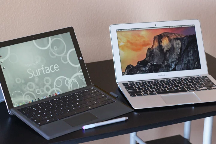 Gizmag goes hands-on to compare the Microsoft Surface Pro 3 (left) and 11-in Apple MacBook Air (Photo: Will Shanklin/Gizmag.com)