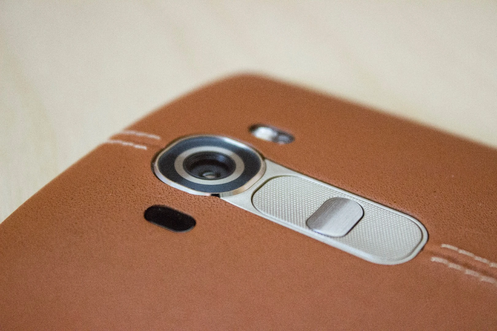 The back-facing buttons (also made of plastic) on the G4