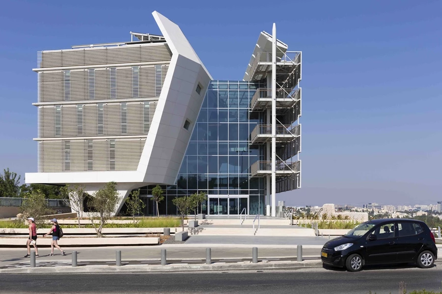 The temperature in the PSES building is regulated using a solar energy-powered air conditioning system, passive planning and systems for monitoring and controlling (Photo: Shai Epstein)