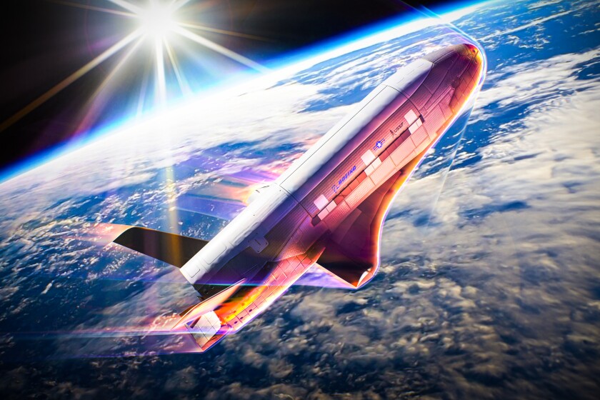 Concepto artístico del aerofrenado del X-37B. Fuerza Espacial de EE.UU. Concepto artístico del aerofrenado del X-37B. Fuerza Espacial de EE.UU.