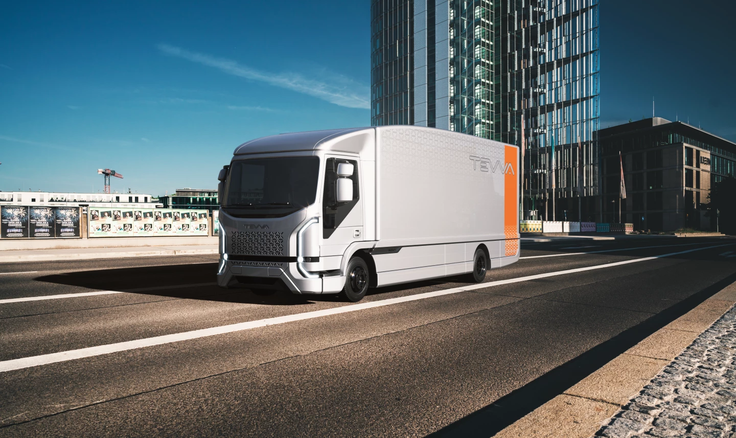 As a pure battery electric, the Tevva Truck has a per-charge range of 160 miles, but a hydrogen fuel cell range extender is available to bump that up to 310 miles