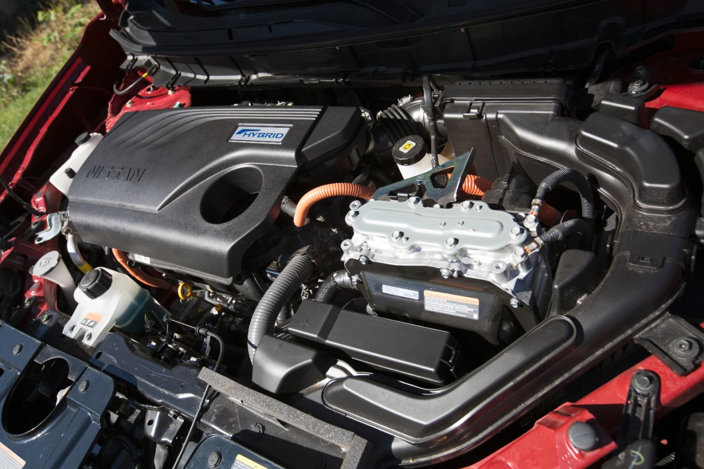 The 2.5-liter gasoline engine in the Rogue is replaced by a smaller 2.0-liter four-cylinder, an electric motor (30 kW, 40 hp), and small lithium-ion battery under the rear cargo space