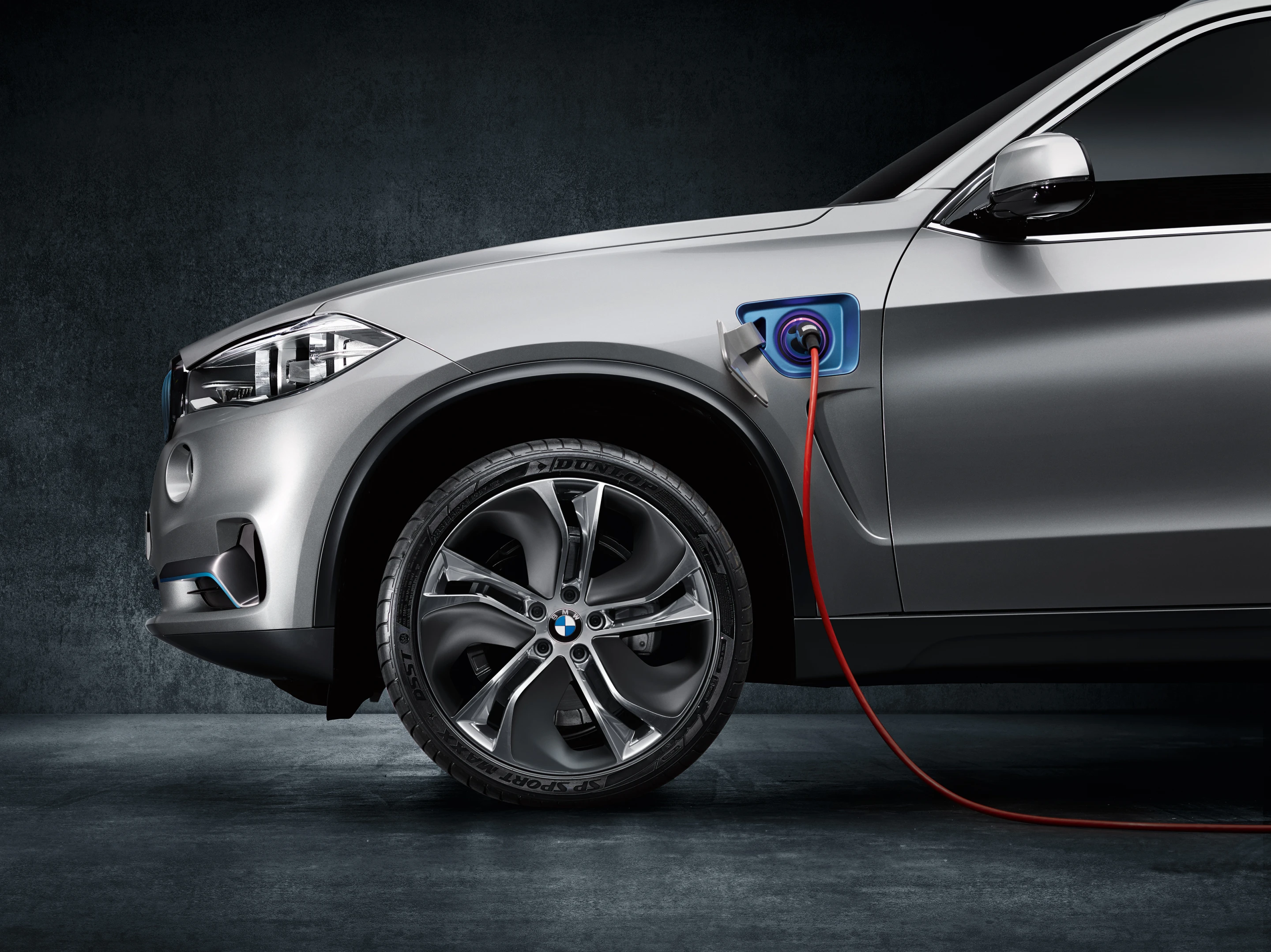The X5 eDrive rides on 21-in light alloy wheels