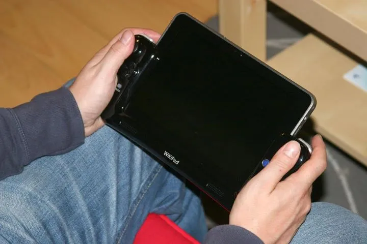 The WikiPad's 8 inch, 1080p touch screen allows for 2D and 3D viewing and playback of all video formats