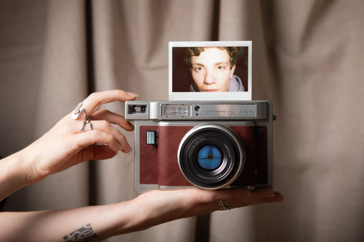 Clear instant photos can be achieved even if they're shot from just a foot away
