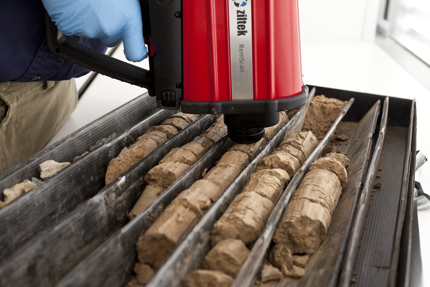 RemScan analyzing drill cores (Photo: ZilteK)