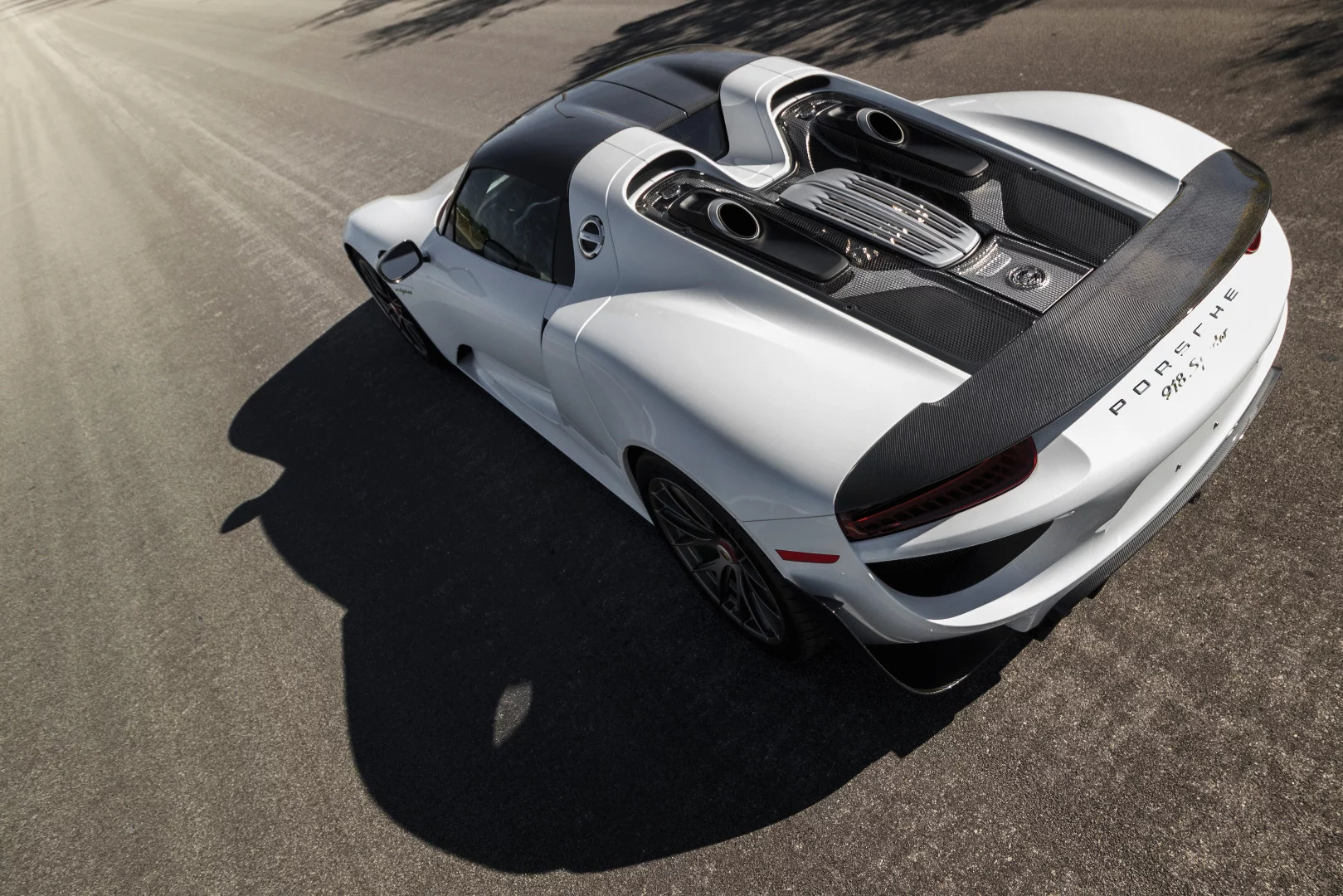 This 918 weighs 2.3 kg more than one without paint