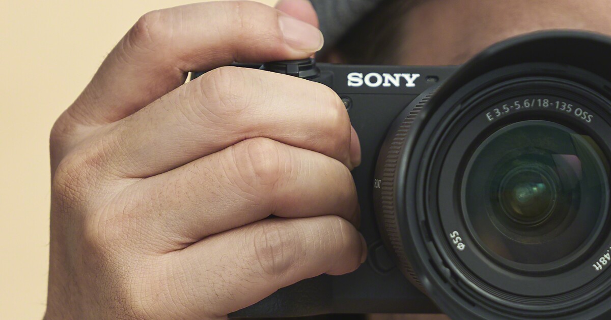 Sony adds two new cameras to APS-C line-up