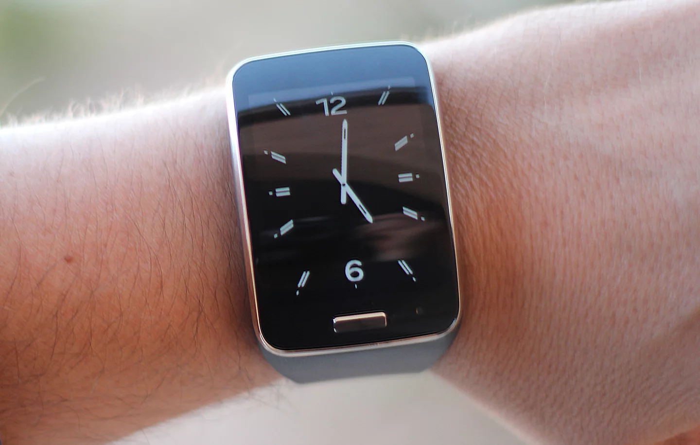 The Gear S gives you the option of leaving (a black & white version of) its watch face on at all times (Photo: Will Shanklin/Gizmag.com)