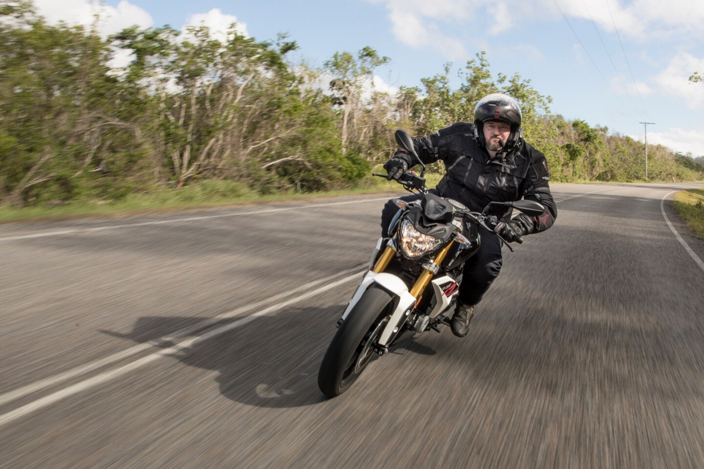 BMW G310R: a confidence-inspiring roadster with excellent handling in the corners