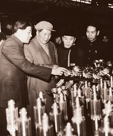 Chairman Mao Tse-tung inspects differential gearsets at the FAW plant back in the day (Image: FAW)