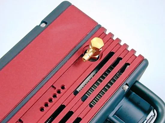 Input nipple for cooling water circulation (Photo: SBIG)