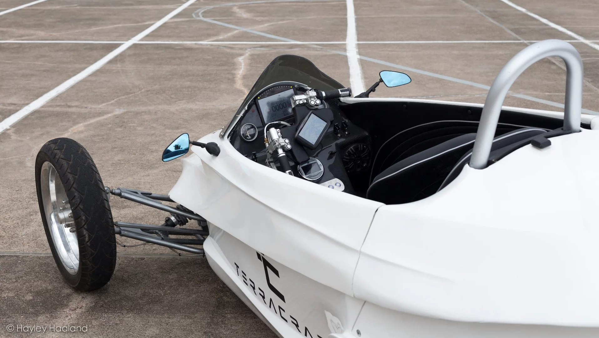 Terracraft SuperTrike: LCD dash, GPS on the handlebars, and manual tilt buttons on either side