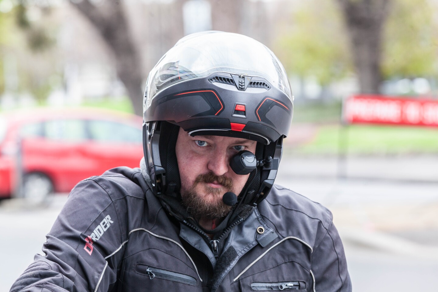 Gizmag's resident supersize model Loz Blain rides with BikeHUD (Photo: Noel McKeegan)