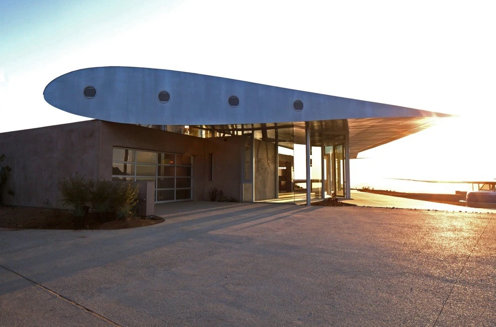 The house features the wings from a Boeing 747-200 as its roof