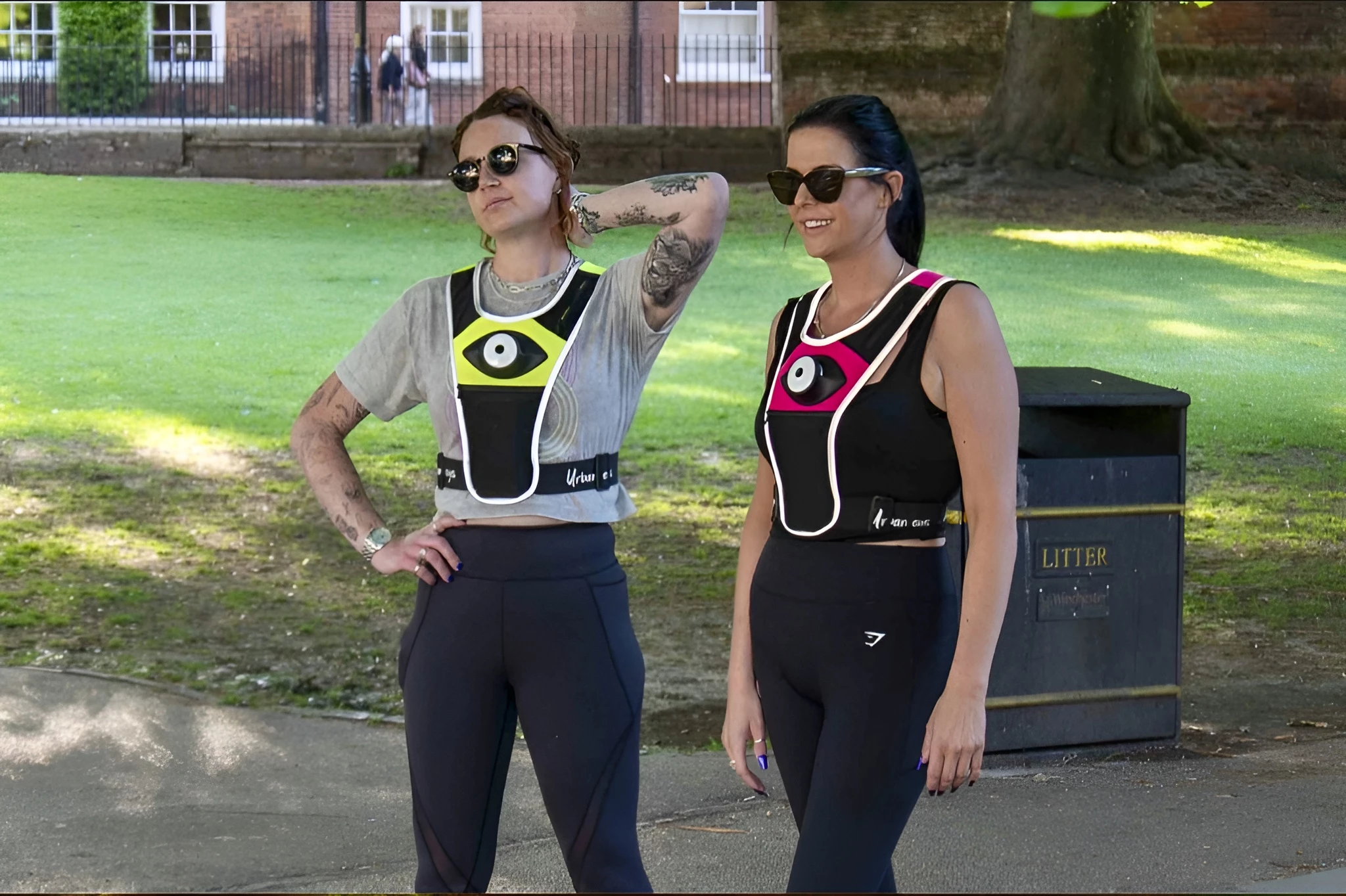 The vest fits chest sizes ranging from 28 to 52 inches (71 to 132 cm)