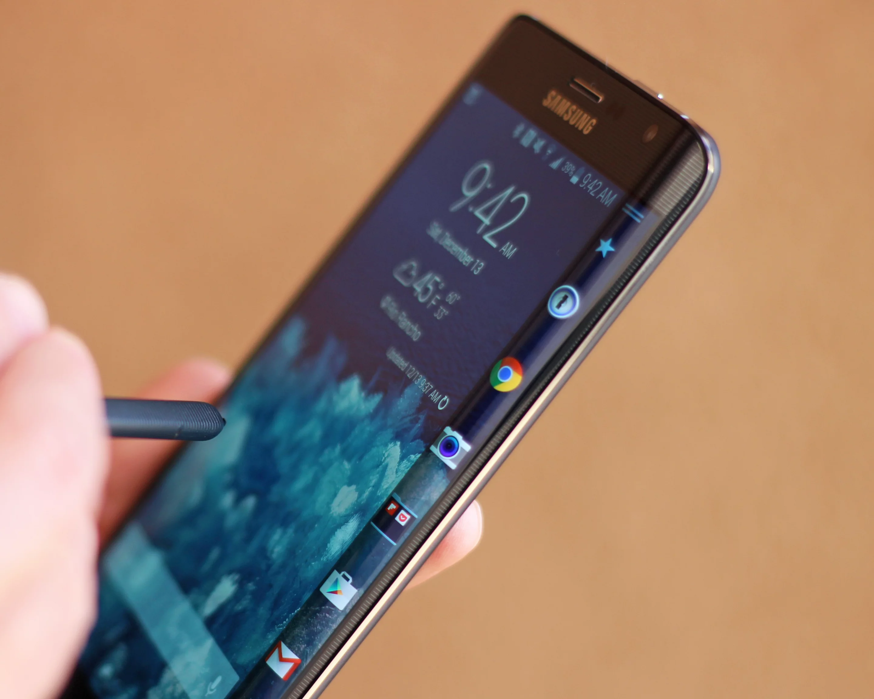 If you include the curve, the Note Edge has a 5.6-in display with a 16:10 aspect ratio (Photo: Will Shanklin/Gizmag.com)