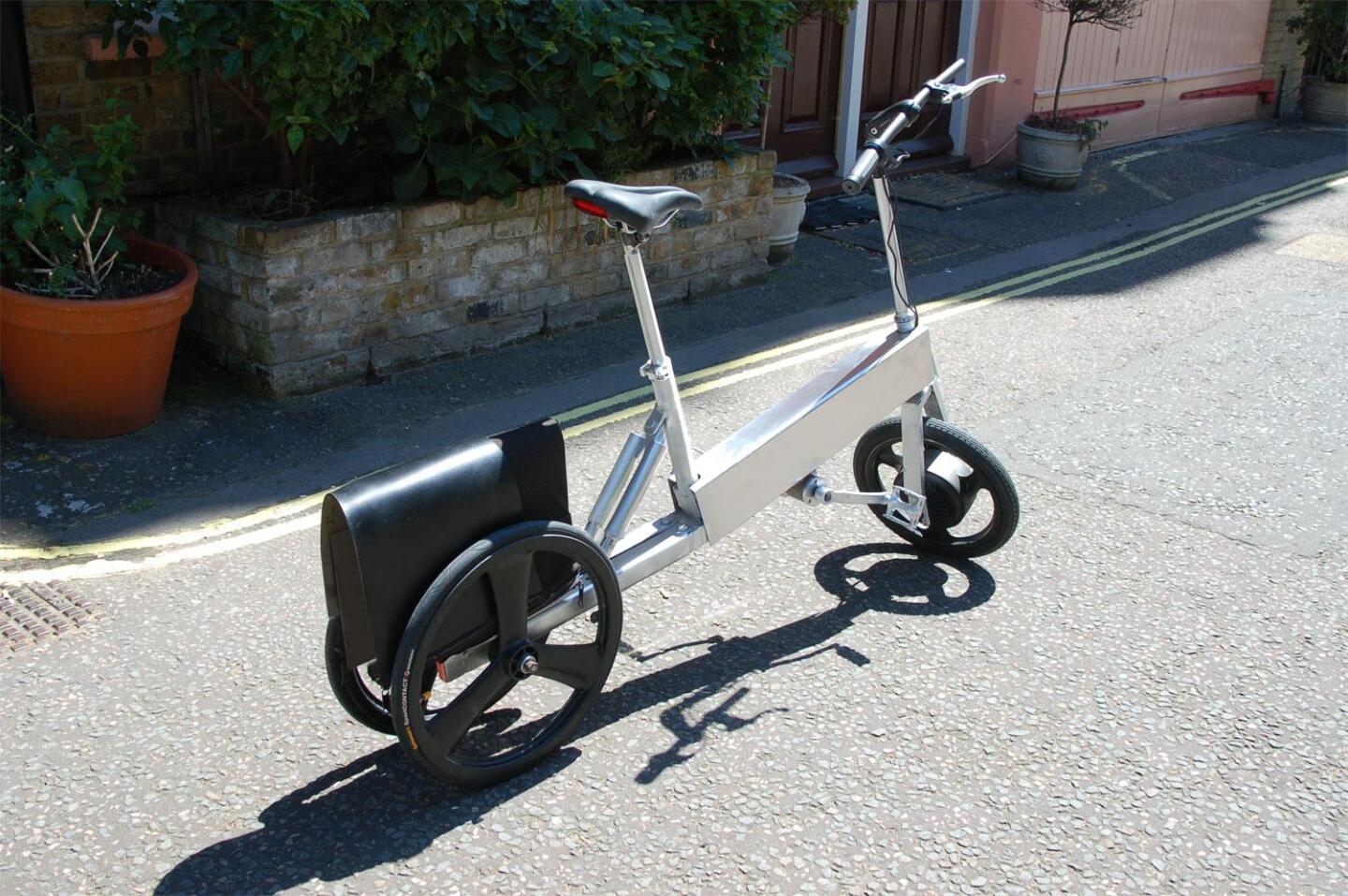 BIQUATTRO is a utility pedal-assisted electric bicycle / tricycle that can be ridden like a two-wheeler or like a three-wheeler depending on the intended use