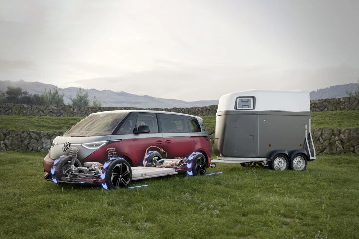 It can be reconfigured to accept almost any cargo, from tribal groups of less than seven through the individual requirements of almost any sport. With 335 hp and all-wheel-drive, the ID. Buzz GTX will tow a trailer up to 1,800 kg, making it ideal as a towing vehicle for bike, boat or horse trailers