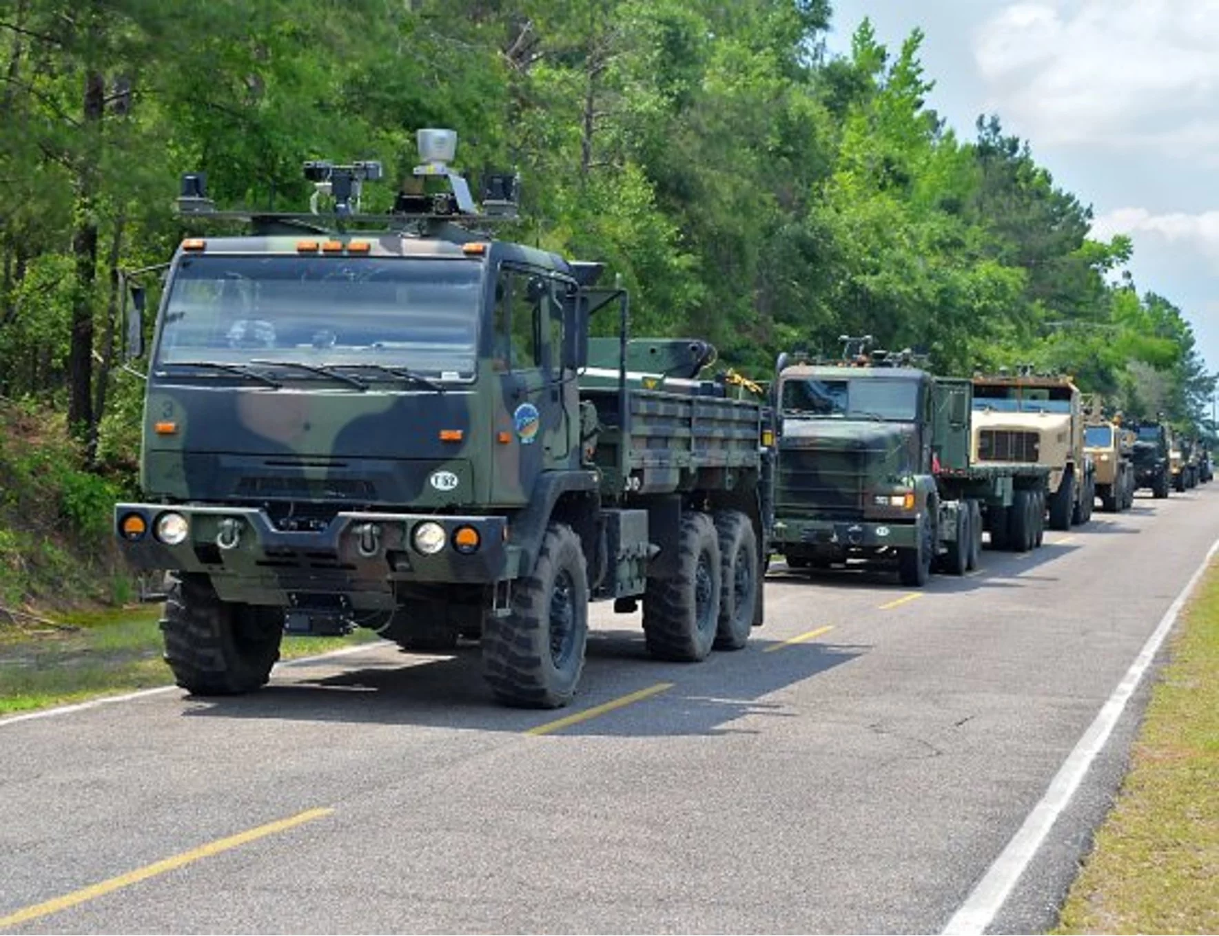 A convoy of driverless US Army trucks (Photo: Department of Defense)
