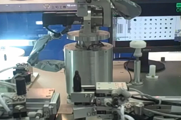 The pen assembly machine from Keyence