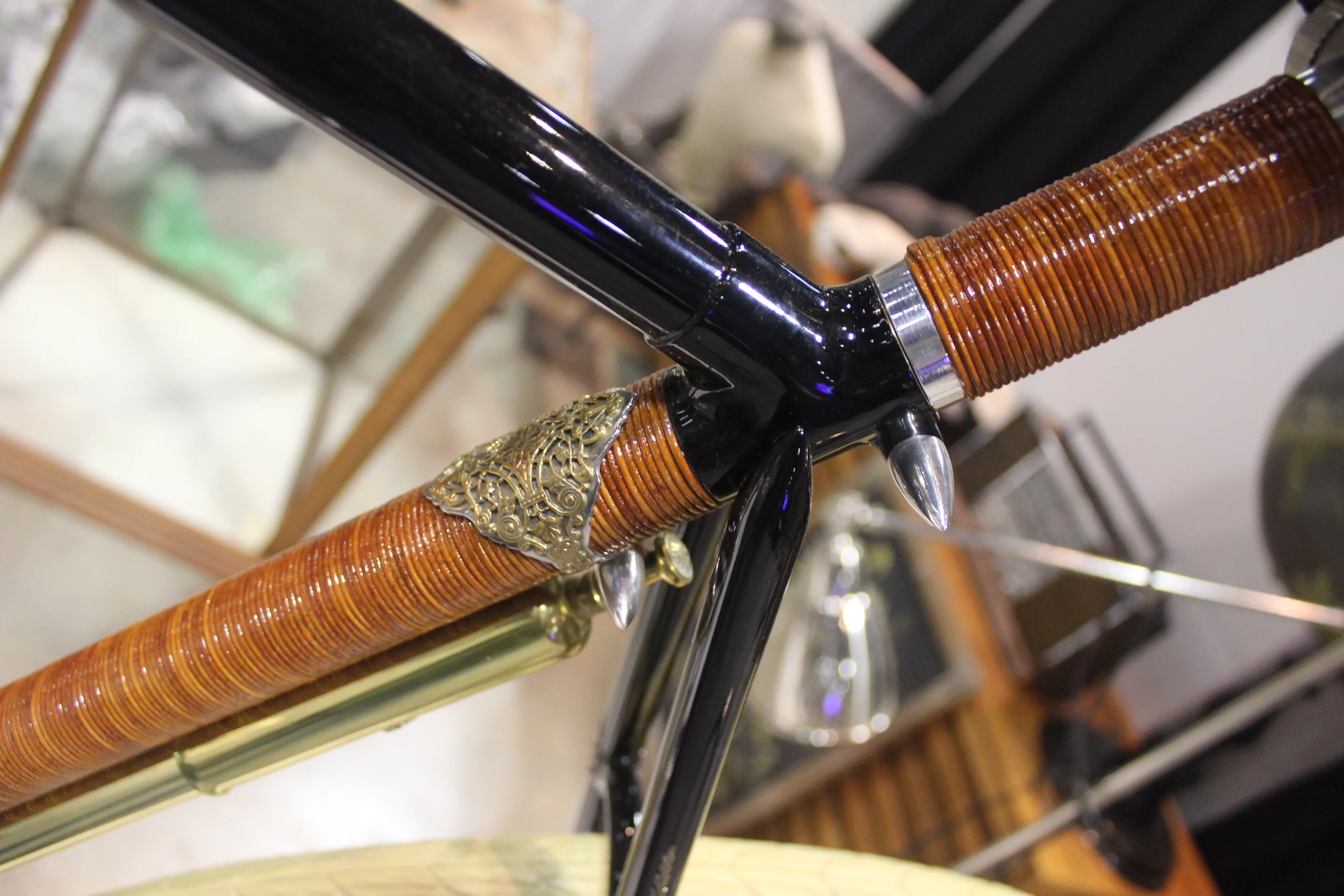 A custom frame-fit pump is included with the Ascari King Plus