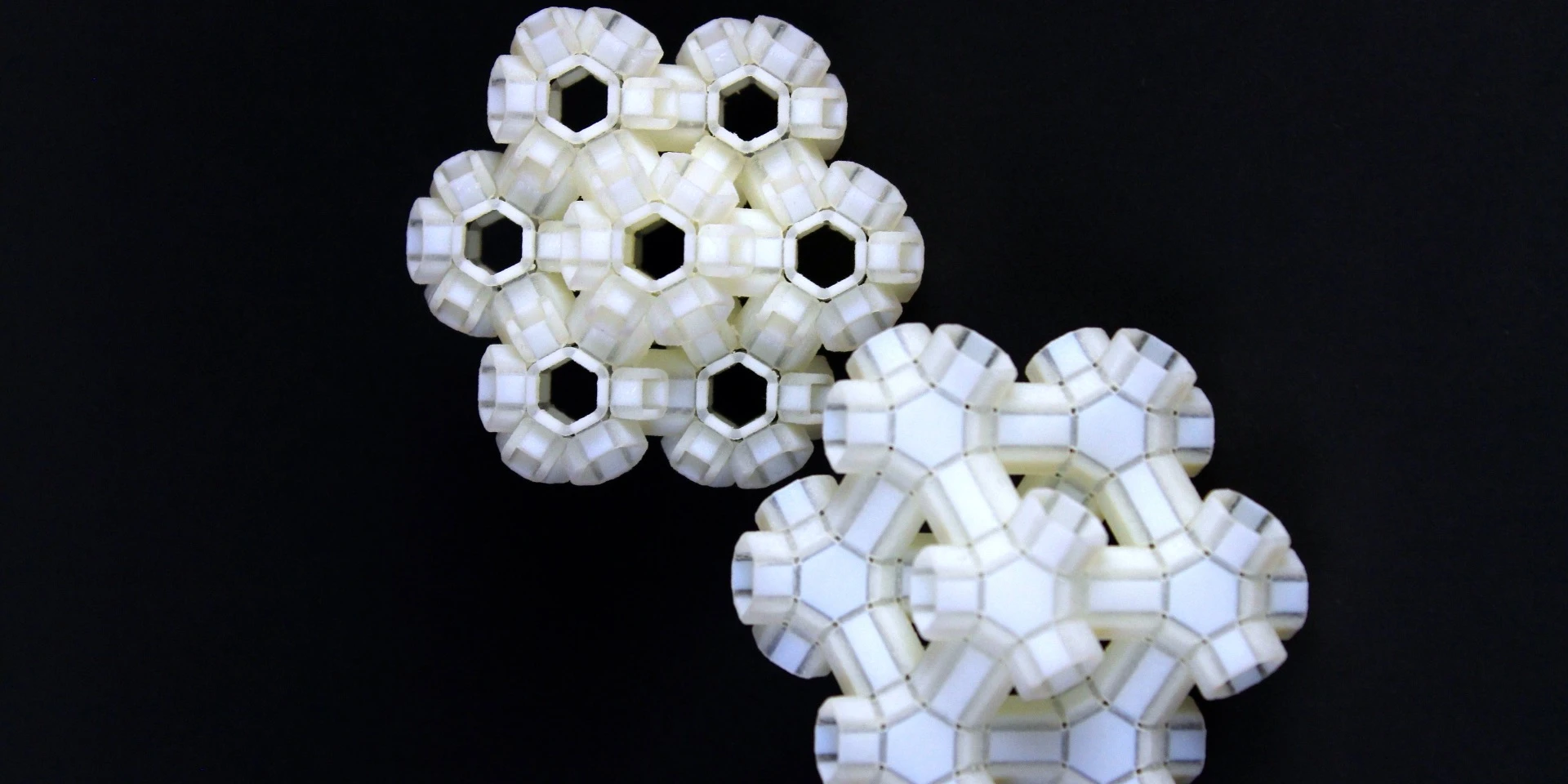 An example of a 3D reconfigurable metamaterial