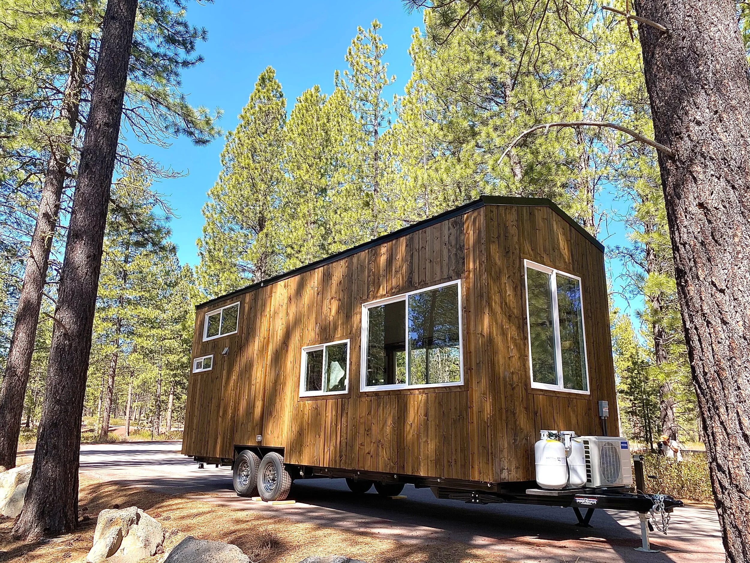 The Sonoma is based on a double-axle trailer and has a length of 26 ft (7.9 m)