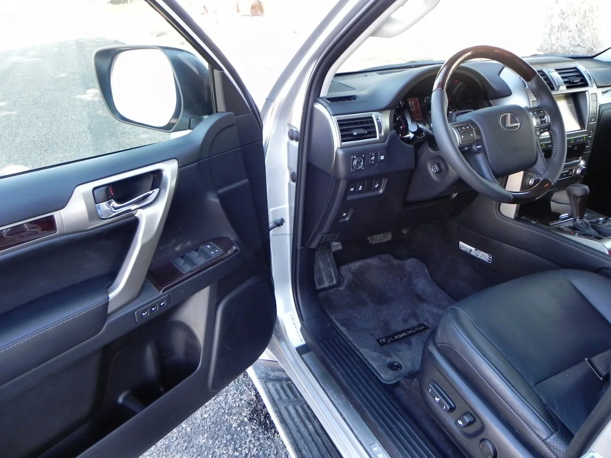 In models equipped with air suspension, ride height and entry/exit height can be adjusted for ease of access