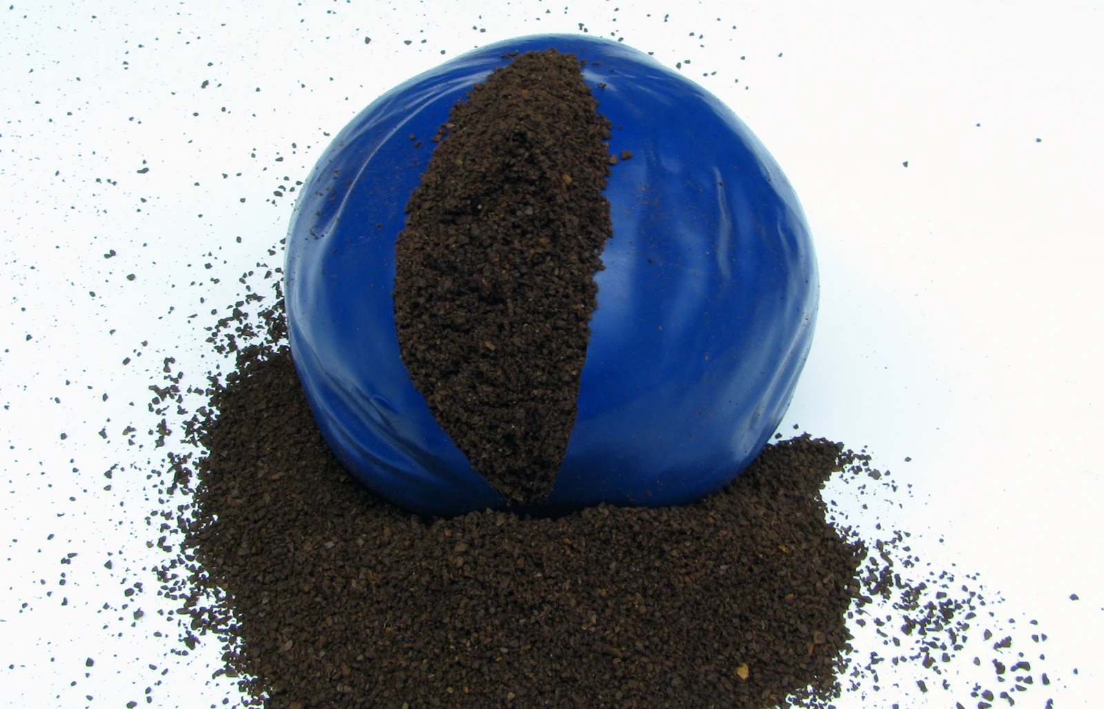 The universal gripper is made from a party balloon filled with coffee grounds (Image: John Amend, Cornell University)