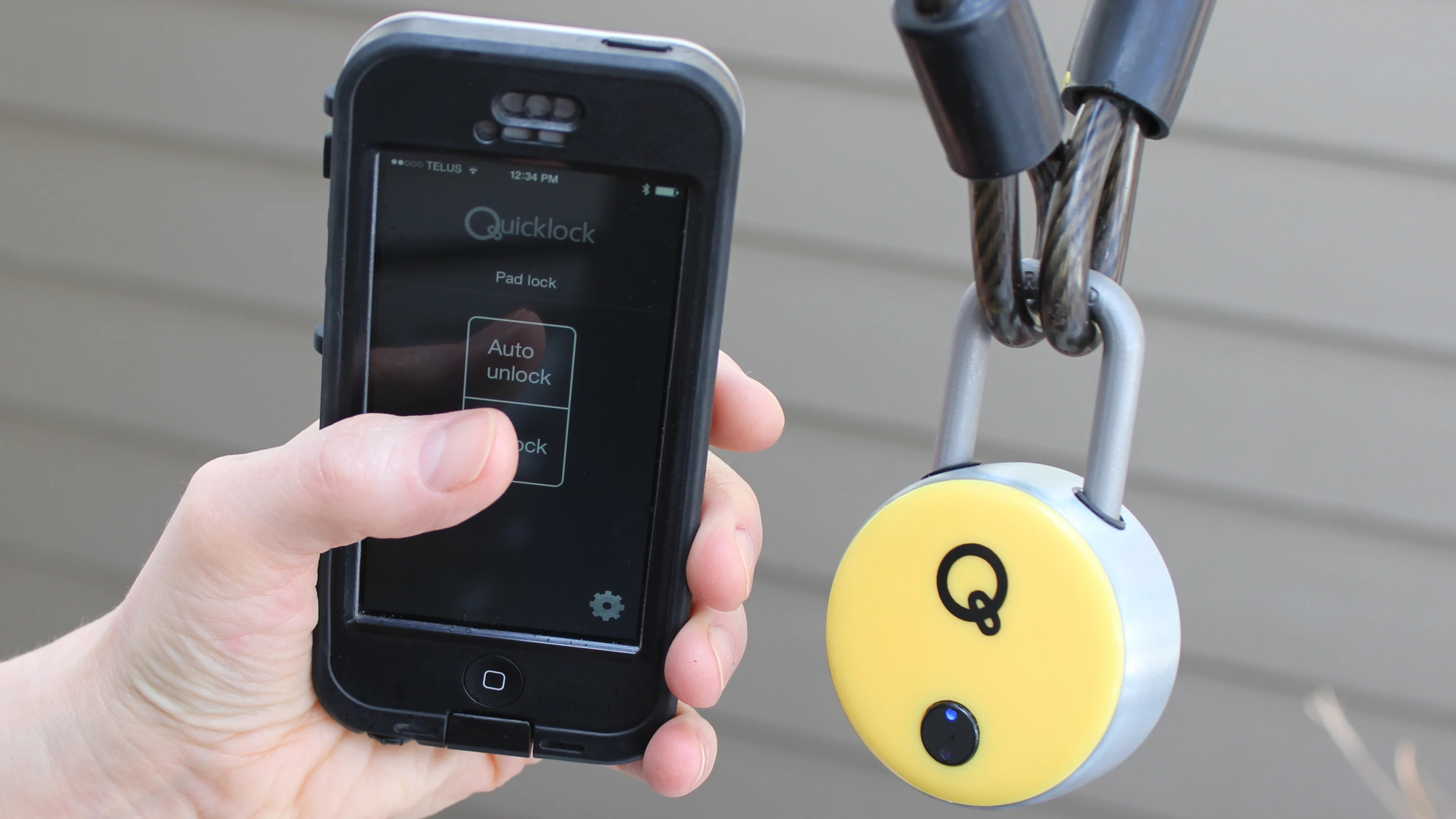 Gizmag tries out the Quicklock – the commercial version will have a polished shackle (Photo: Ben Coxworth/Gizmag.com)