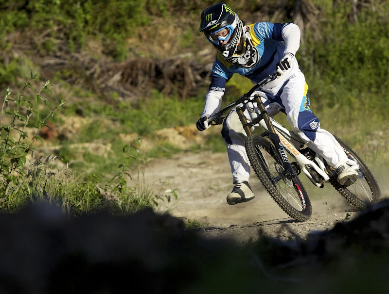 The Zerode G-1 mountain bike incorporates a mid-bike-mounted internal geared hub, which is said to allow it to perform better than a regular MTB in a variety of ways