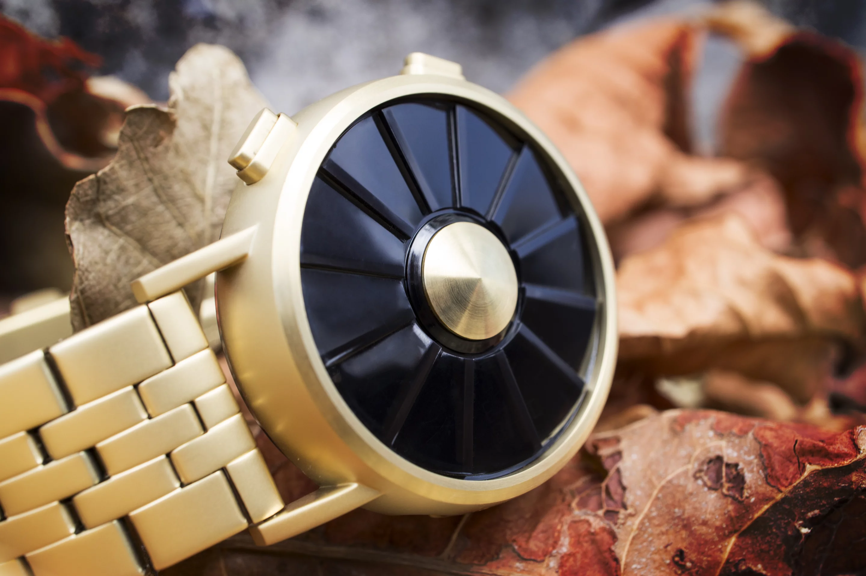 The casing and strap are avaiable in gold finish