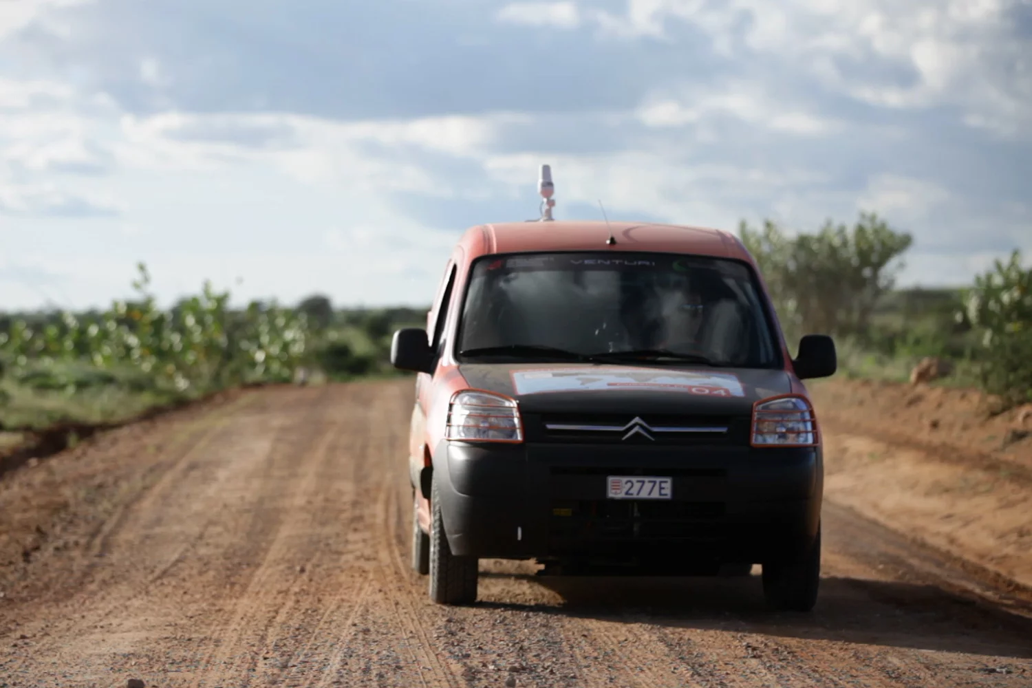 The electric Berlingo features a 21kW (nominal) / 42kW (max) asynchronous three-phase electric motor delivering 180 Nm of torque and giving a top speed of 110 km/h (68 mph)