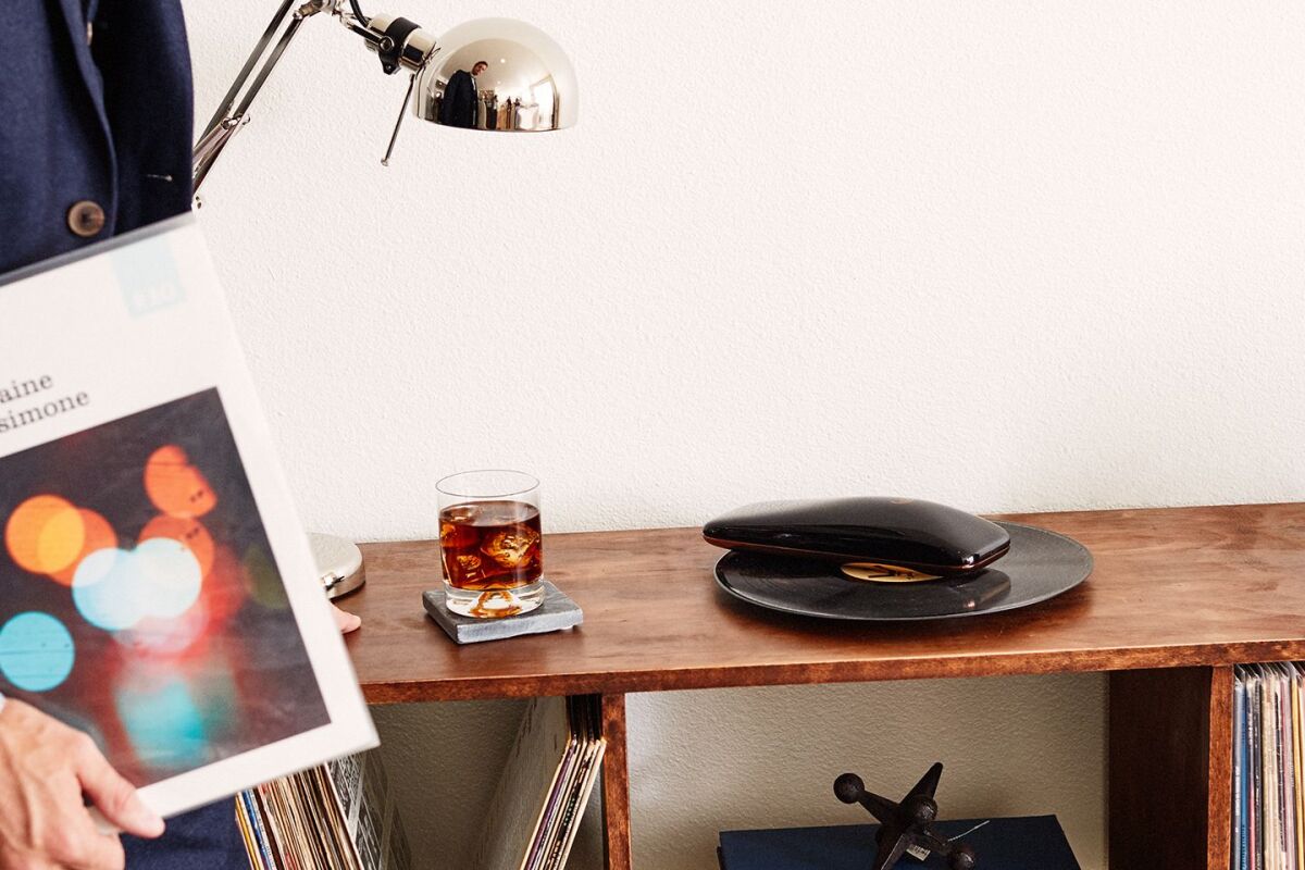 The vinyl record remains static on the platter, while the stylus-packing upper module spins around the spindle