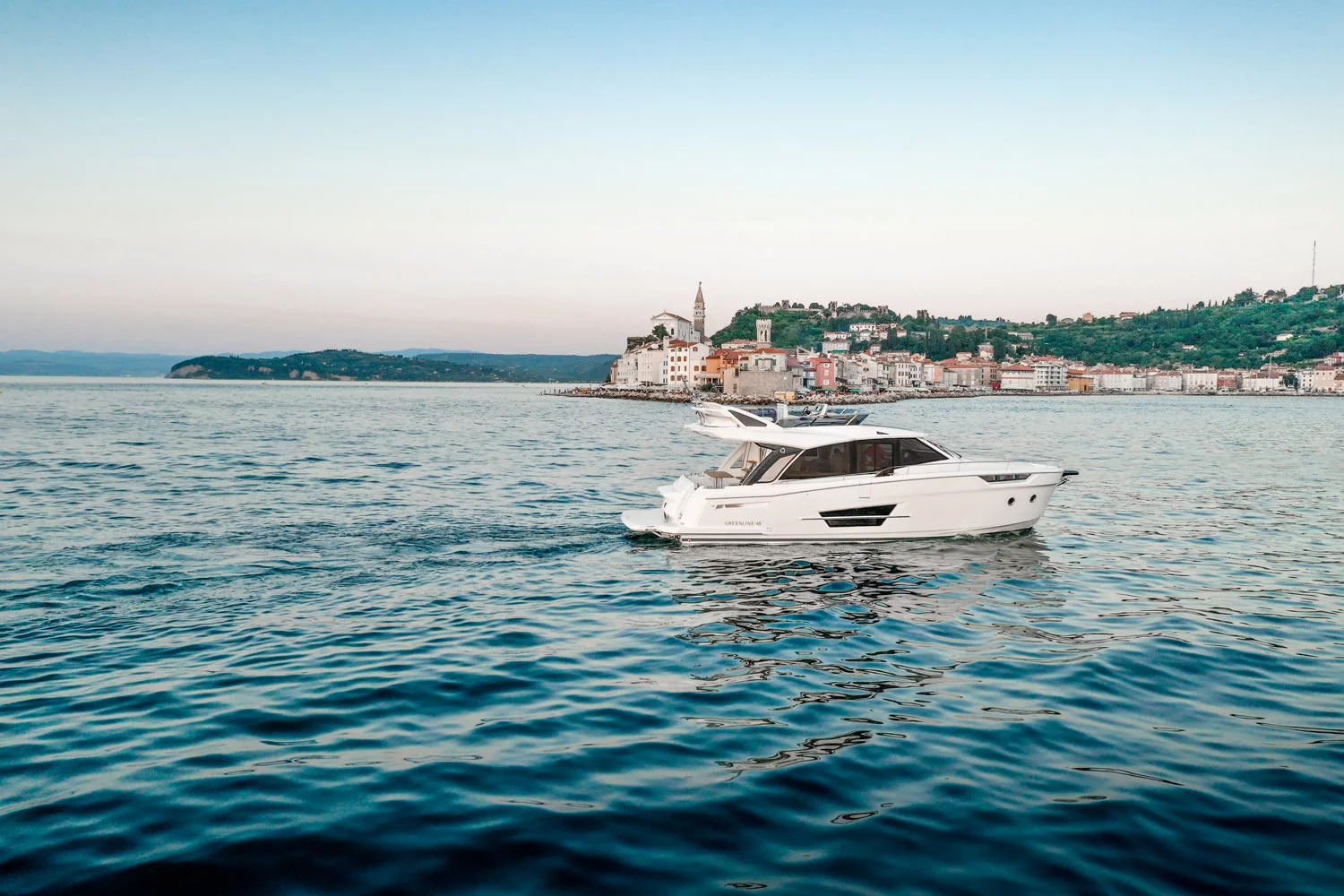 The brand new Greenline 45 Fly bears a lot of similarities to the shipyard’s Greenline 48 hybrid yacht, which we looked at back in 2014