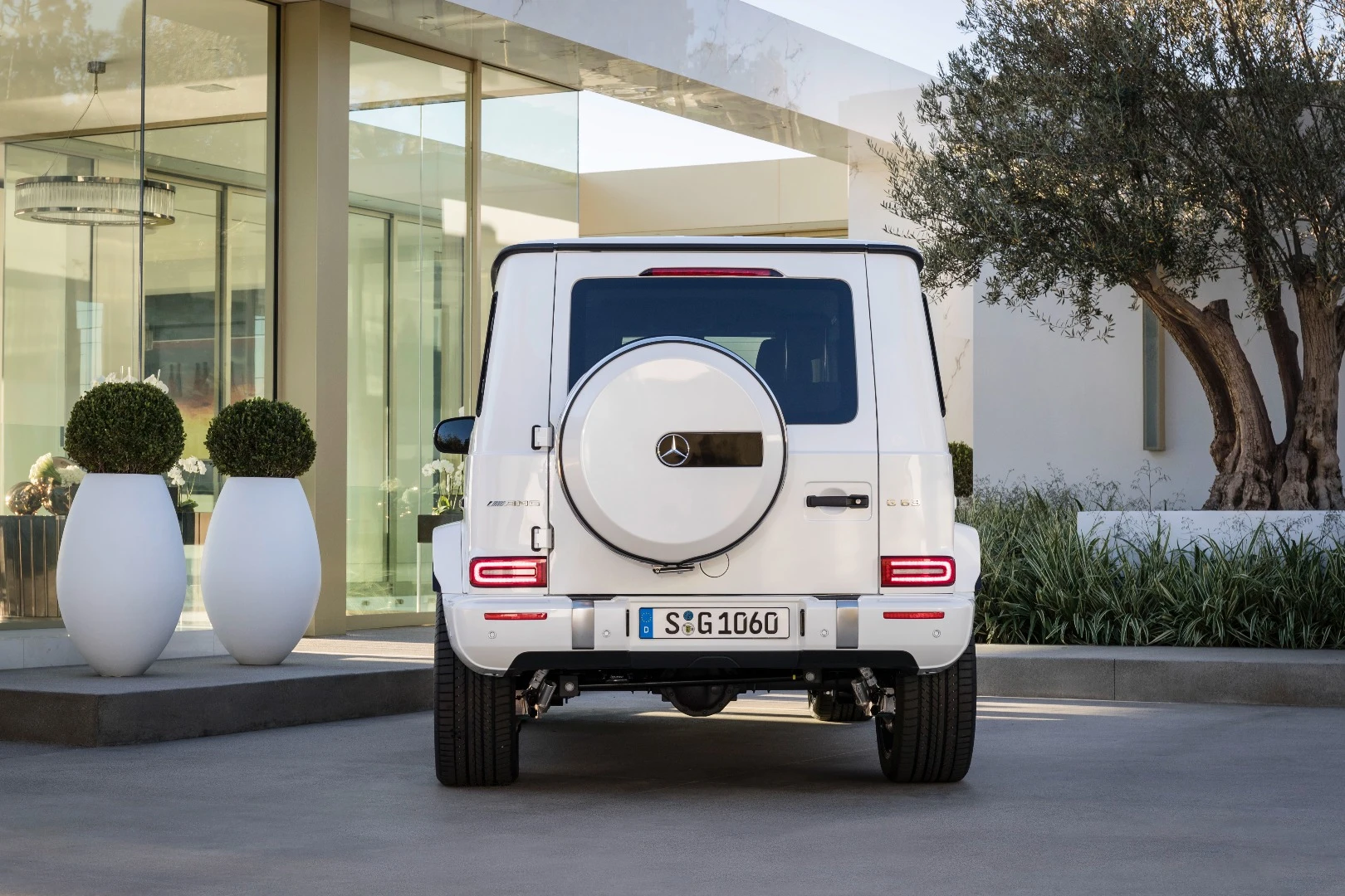 From this angle, flair to the wheel arches (to accommodate wider AMG-specific wheels) can be seen on the G 63