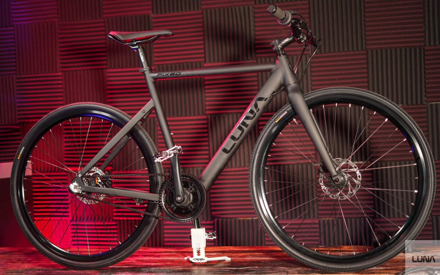 From the right-hand side you'd struggle to pick the Luna Fixed as an e-bike