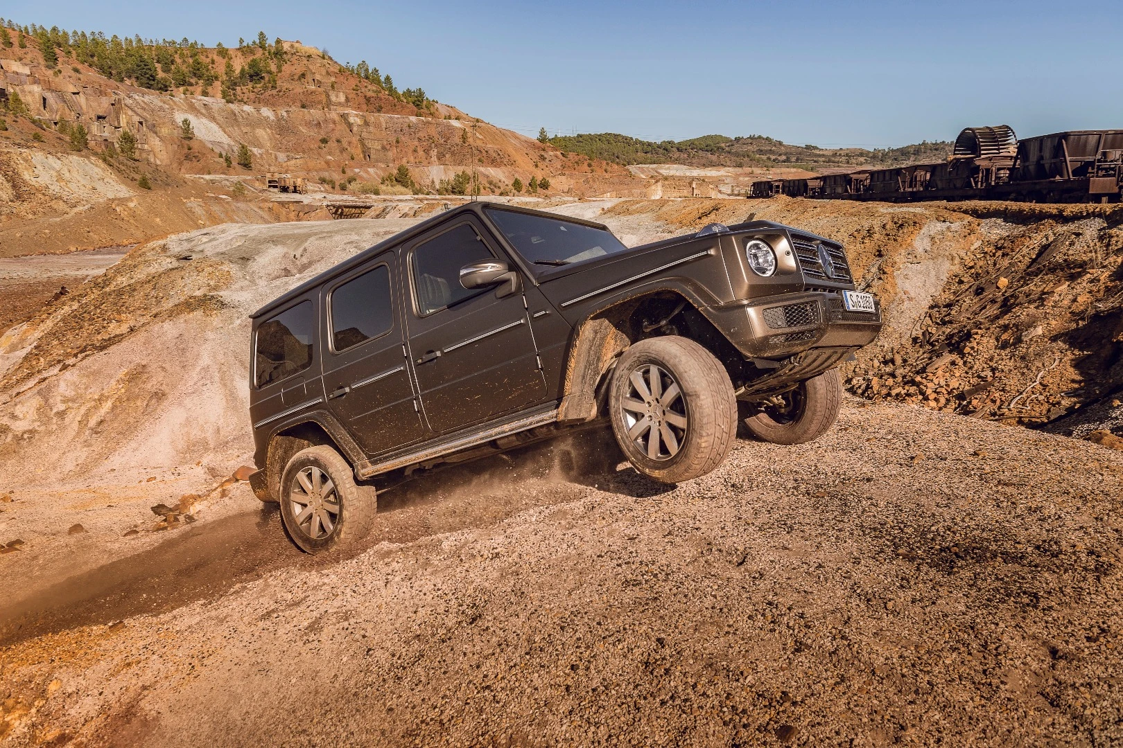 2019 Mercedes G-Class: impressive suspension travel and ground clearance