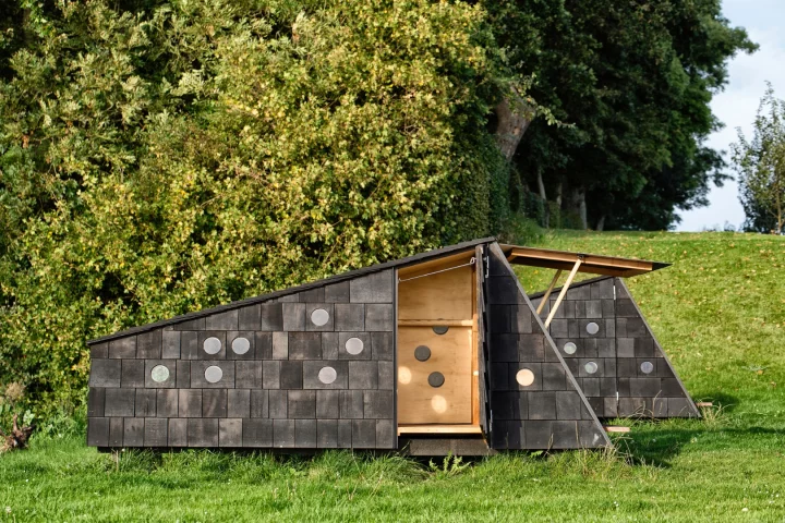 The cabins range in size, up to a maximum floorspace of 25 sq m (269 sq ft), and a maximum height of 4.68 m (15.35 ft)