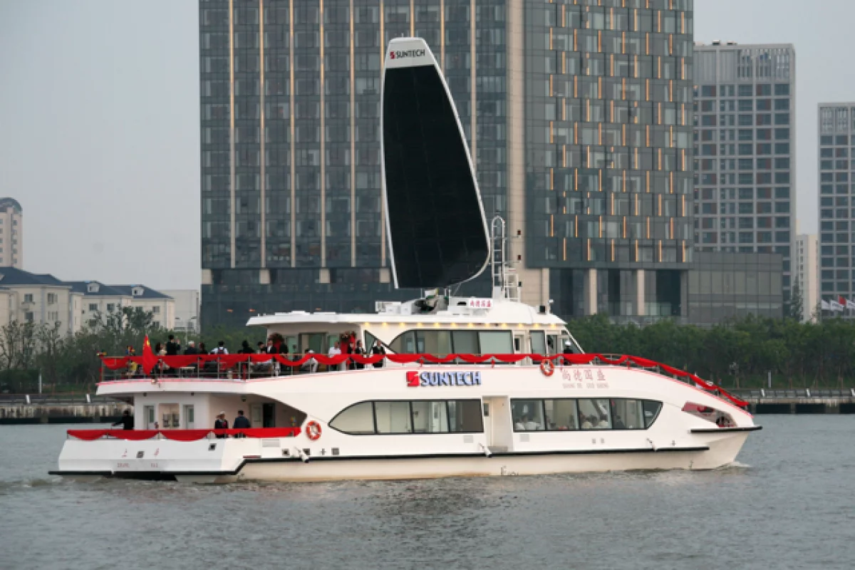 The Suntech-Guosheng Solarsailor ferry