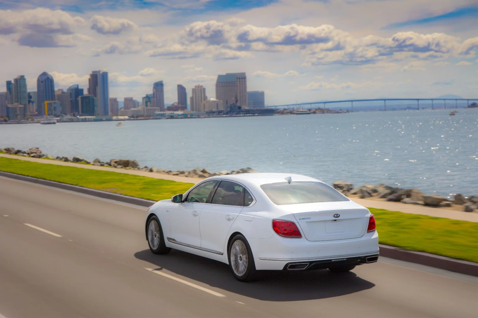 The luxurious design of the 2019 Kia K900 is found in its simplified bodywork, less curvy edges, and more minimalist appeal