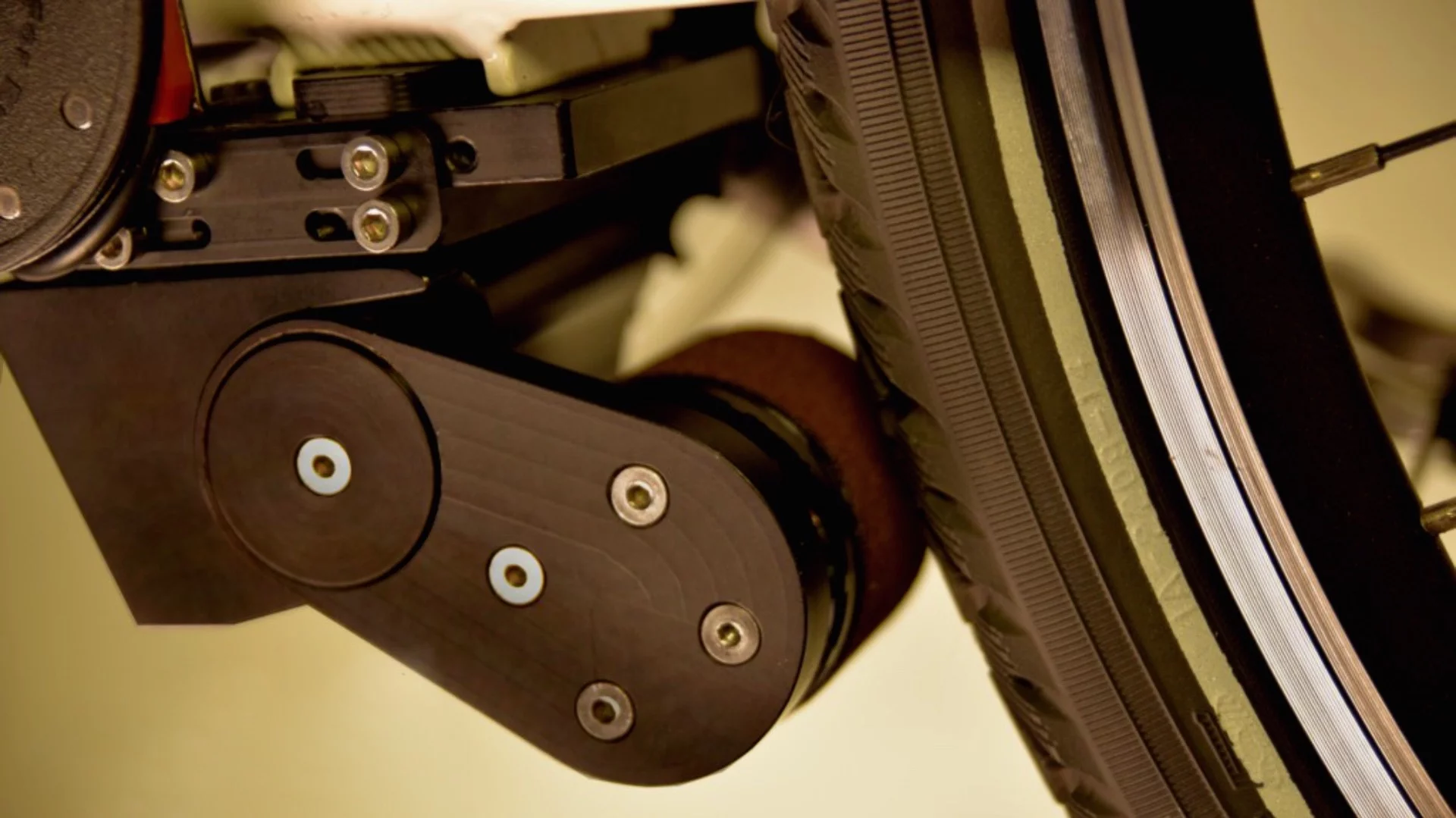 The ONwheel presses its powered roller against the tire when the rider starts pedalling