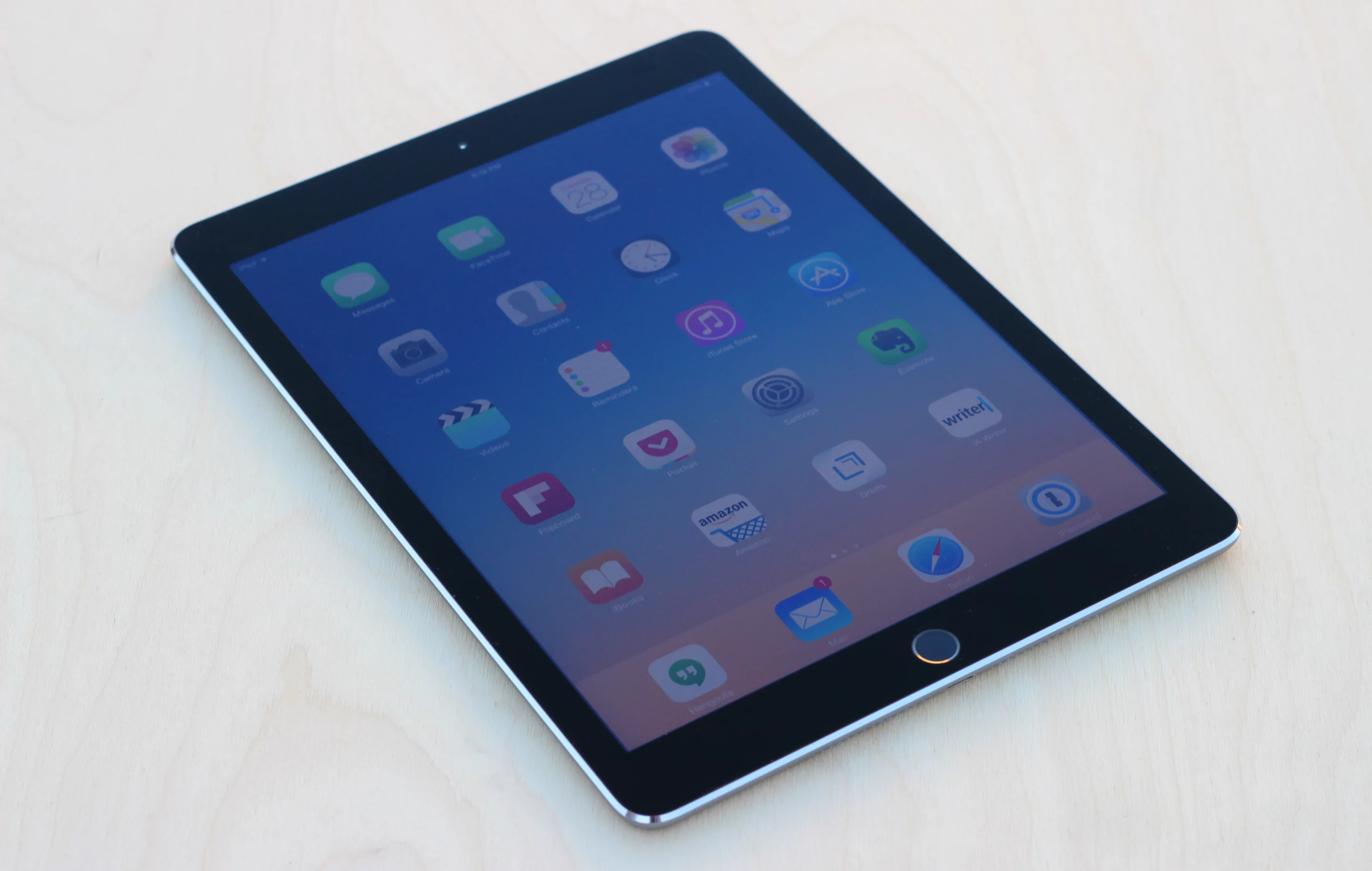 The iPad Air 2's screen pops (Photo: Will Shanklin/Gizmag.com)